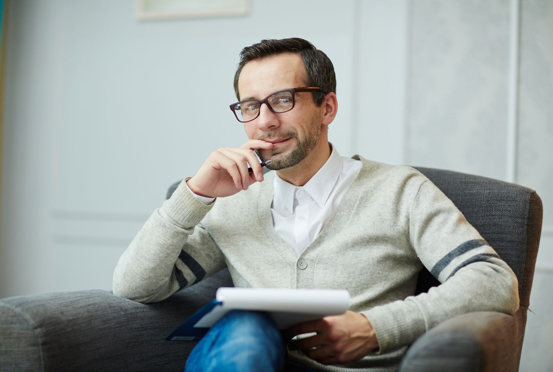 Coach arbeitet mit moderner Technologie